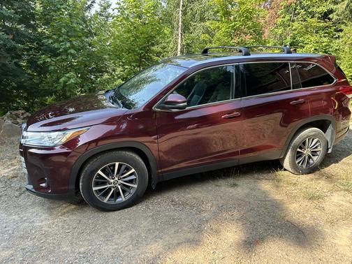 Red 2019 Toyota Highlander XLE