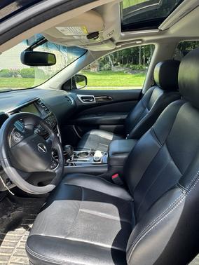Black 2014 Nissan Pathfinder Platinum