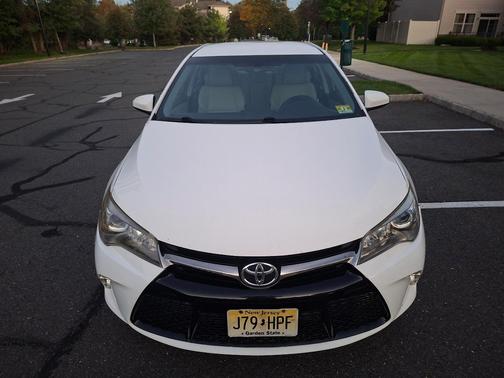 White 2015 Toyota Camry SE