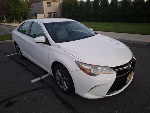White 2015 Toyota Camry SE