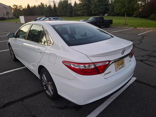 White 2015 Toyota Camry SE