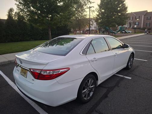White 2015 Toyota Camry SE