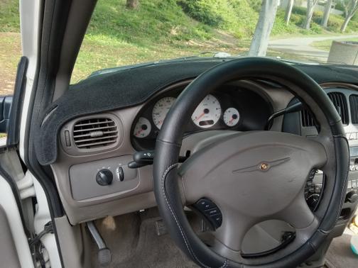 White 2001 Chrysler Voyager Base