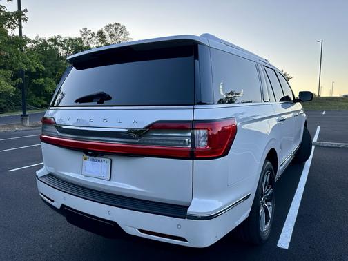 White 2019 Lincoln Navigator L Reserve