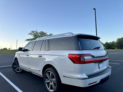 White 2019 Lincoln Navigator L Reserve