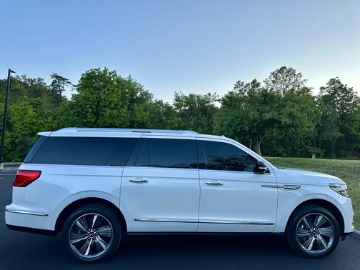 White 2019 Lincoln Navigator L Reserve