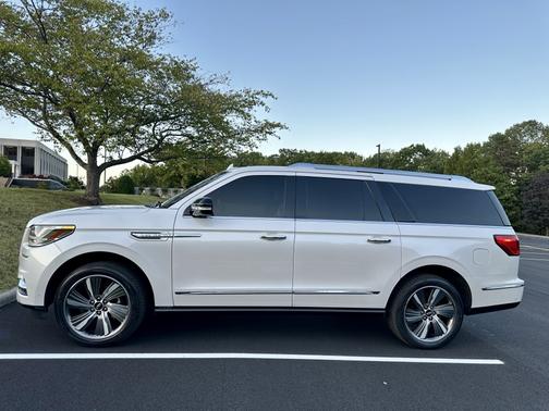White 2019 Lincoln Navigator L Reserve