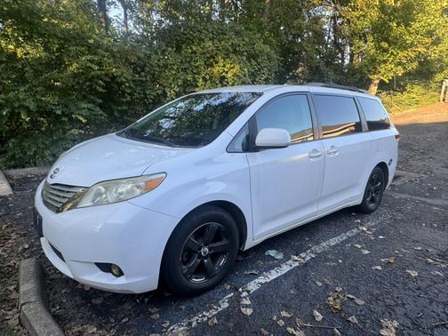 White 2012 Toyota Sienna LE
