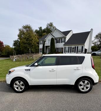 White 2017 Kia Soul Base