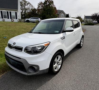 White 2017 Kia Soul Base
