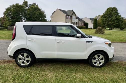 White 2017 Kia Soul Base