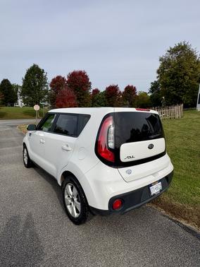 White 2017 Kia Soul Base