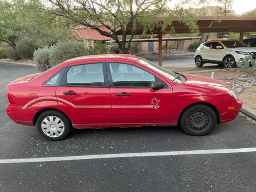 Red 2005 Ford Focus ZX4 SES