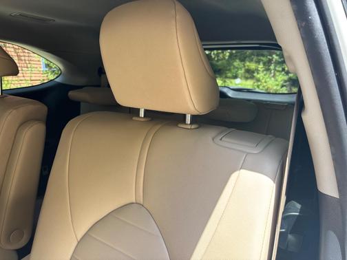 White 2020 Toyota Highlander Hybrid XLE