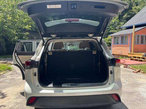 White 2020 Toyota Highlander Hybrid XLE
