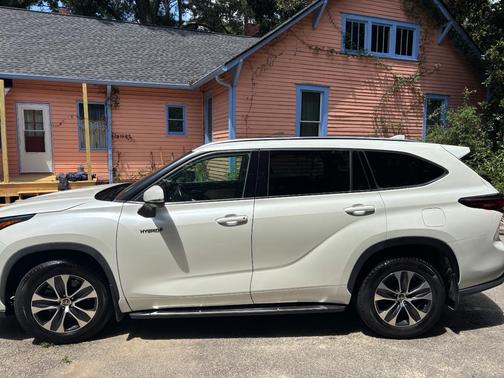 White 2020 Toyota Highlander Hybrid XLE