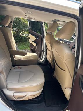 White 2020 Toyota Highlander Hybrid XLE
