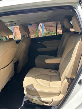 White 2020 Toyota Highlander Hybrid XLE