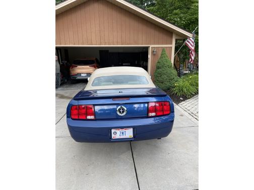 2007 Ford Mustang Deluxe