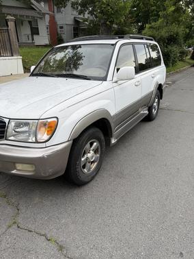 White 2000 Toyota Land Cruiser Base