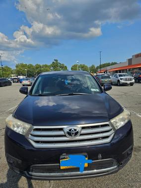 Blue 2013 Toyota Highlander Base