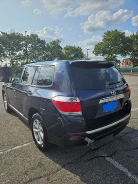 Blue 2013 Toyota Highlander Base