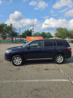 Blue 2013 Toyota Highlander Base
