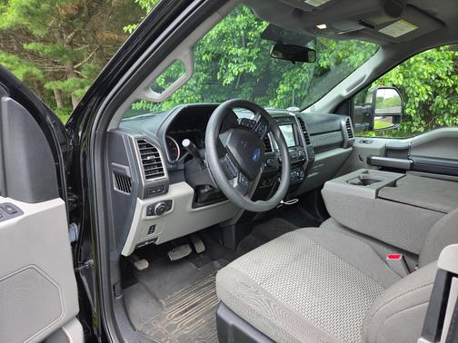 Black 2017 Ford F-250 XLT