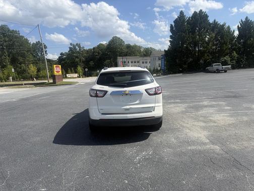 White 2015 Chevrolet Traverse 2LT