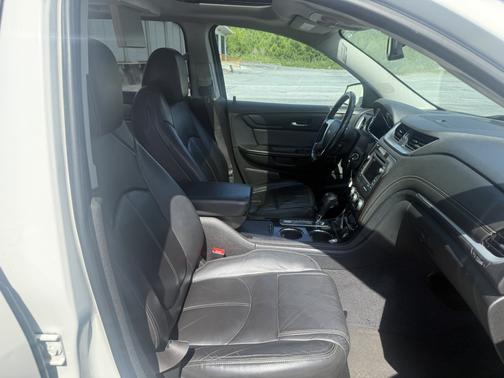 White 2015 Chevrolet Traverse 2LT