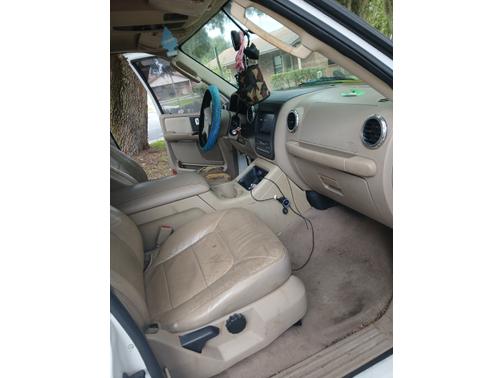 White 2004 Ford Expedition Eddie Bauer