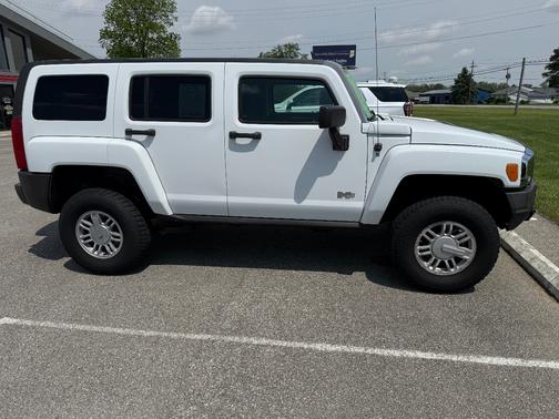 White 2007 Hummer H3 Base