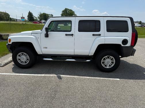 White 2007 Hummer H3 Base