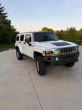White 2007 Hummer H3 Base