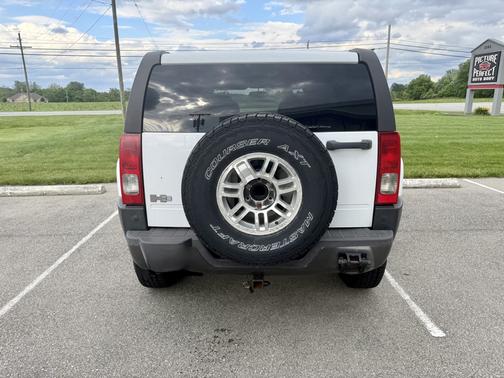 White 2007 Hummer H3 Base