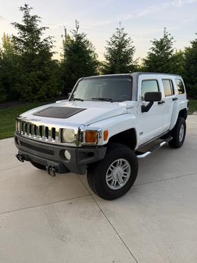 White 2007 Hummer H3 Base