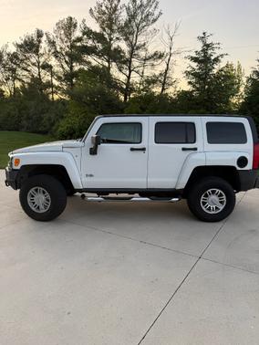 White 2007 Hummer H3 Base