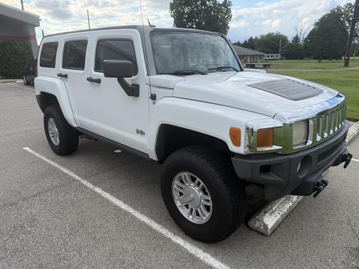 White 2007 Hummer H3 Base