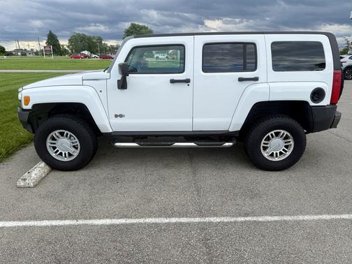 White 2007 Hummer H3 Base