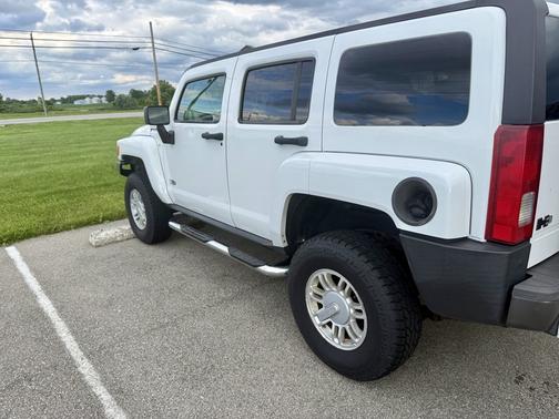 White 2007 Hummer H3 Base