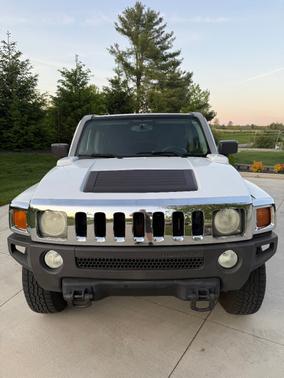 White 2007 Hummer H3 Base