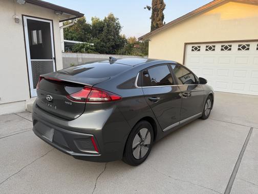 2020 Hyundai IONIQ Hybrid SE