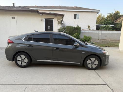 2020 Hyundai IONIQ Hybrid SE