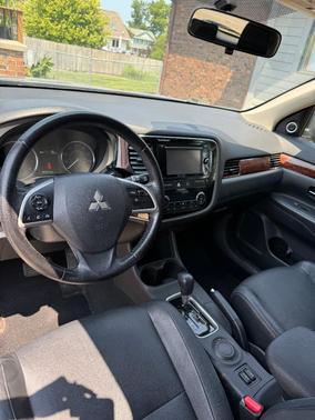 Silver 2014 Mitsubishi Outlander SE