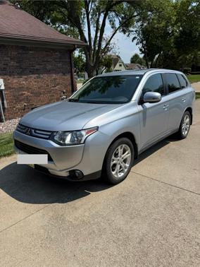 Silver 2014 Mitsubishi Outlander SE