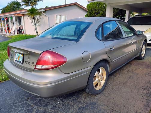 2005 Ford Taurus SE