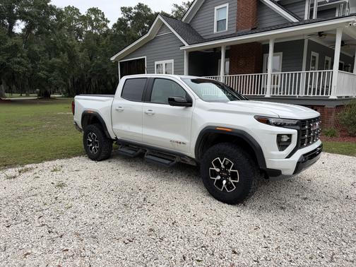 White 2024 GMC Canyon AT4X