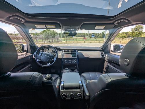White 2019 Land Rover Discovery SE