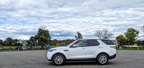 White 2019 Land Rover Discovery SE