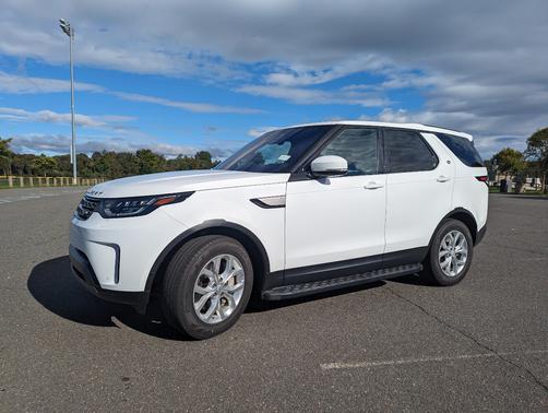 White 2019 Land Rover Discovery SE